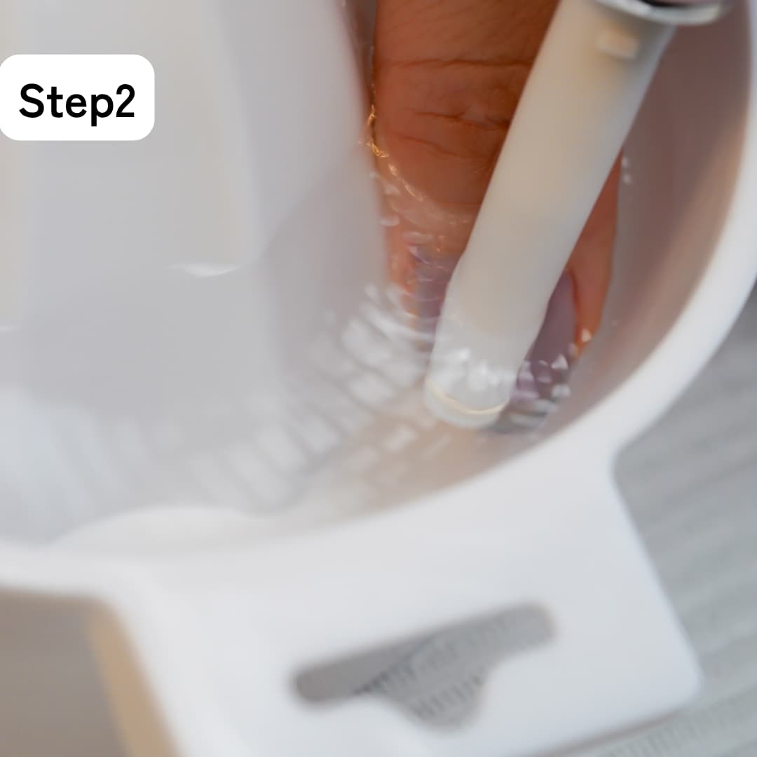 ネイルのフチを押し上げる様子